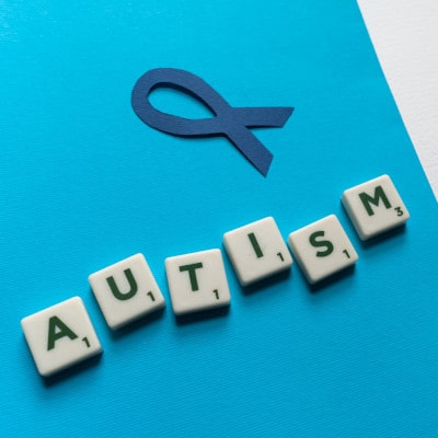 Eltern ihr Kind mit Autismus auf ein Internat